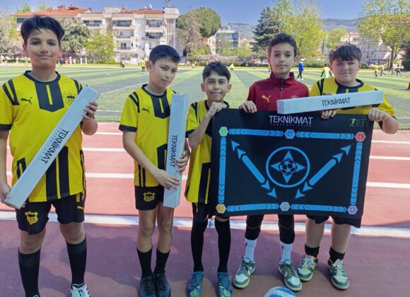 SELÇUK GENÇLİK FUTBOL OKULU1-min Teknikmat Artık Selçuk Gençlik Futbol Okulu’nda!