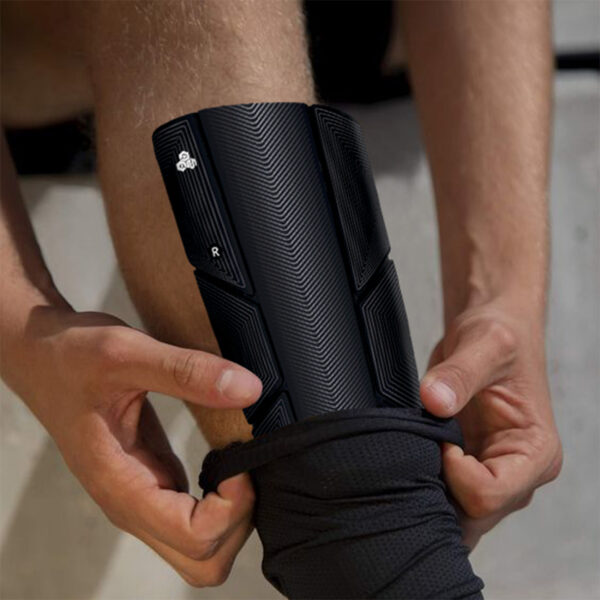 Akıllı Tekmelik, futbolcuların antrenman ve maç performanslarını ölçmek için geliştirilmiş akıllı sensör teknolojisidir. Hız, koşu mesafesi, şut gücü ve ayak kullanım verilerini analiz ederek futbolcu gelişimini veriye dayalı şekilde takip etmeyi sağlar.